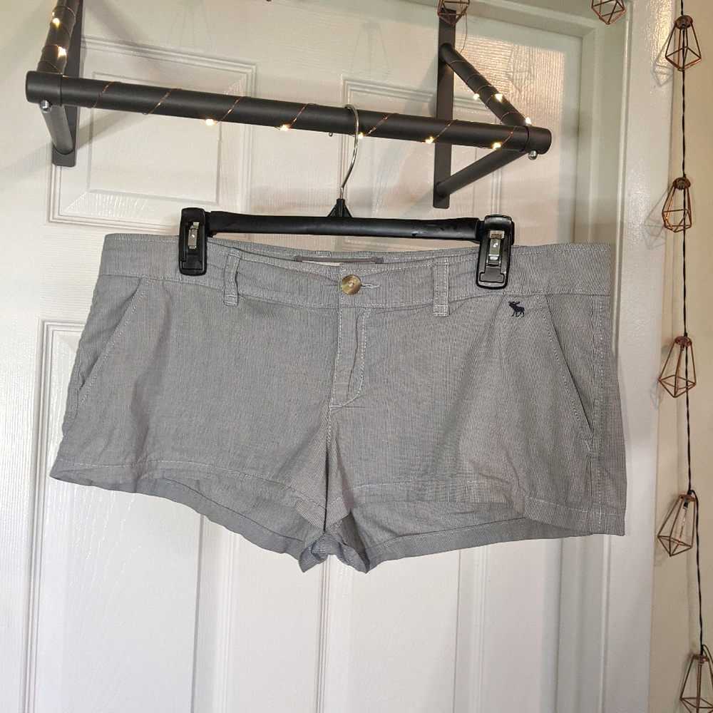 Low Rise Abercrombie & Fitch Striped Mini Shorts